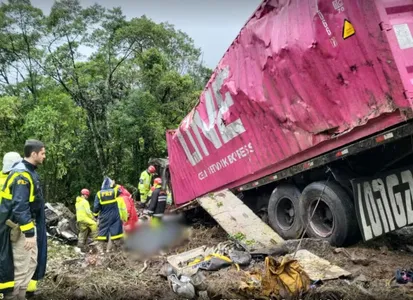 Bombeiros trabalham no local do acidente