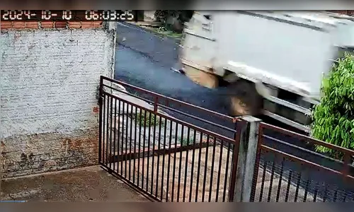 Caminhão de lixo perde o freio e derruba postes em Cambira; vídeo
