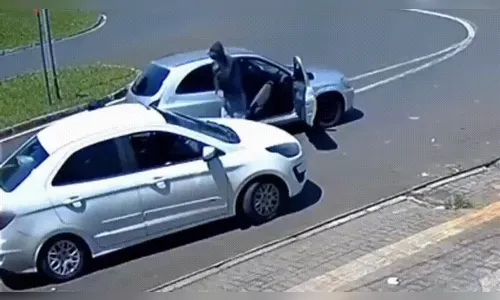 Câmera flagra assaltante sendo baleado por policial no Paraná; veja