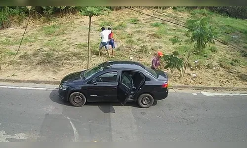 Câmeras flagram momento em que vítima é levada à mata e morta a tiros