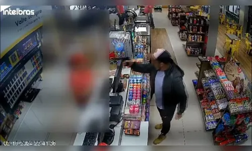 Homem armado ameaça funcionários de posto e morre em confronto com PM