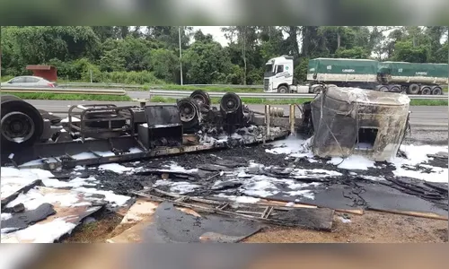 Caminhão é consumido por incêndio após tombar na BR-376