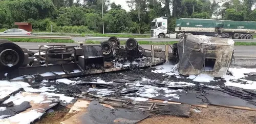 Caminhão foi consumido pelas chamas