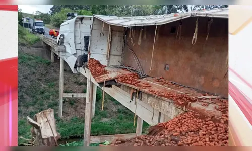 Mulher é lançada para fora de caminhão e cai de ponte no Paraná