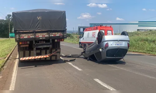 Capotamento deixa dois feridos na BR-376 em Apucarana