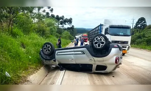 Carro com ocupantes que seguiam para velório bate e um morre no PR