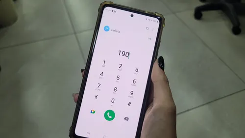 PM prendeu o homem com a faca e um simulacro de pistola