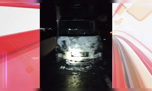 Caminhão com carga de frios é destruído pelas chamas em Jandaia do Sul