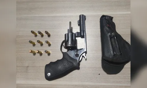 Motorista de Hilux é preso pela PM após levar revólver em conveniência