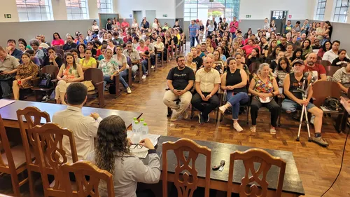 Centenas de famílias compareceram ao evento, que aconteceu no auditório do Colégio Estadual Nilo Cairo.