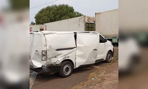 Acidente entre trem e furgão bloqueia rua nesta tarde em Apucarana