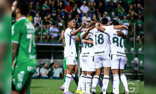 Goleiro marca gol na vitória do Goiás contra a Chapecoense; veja