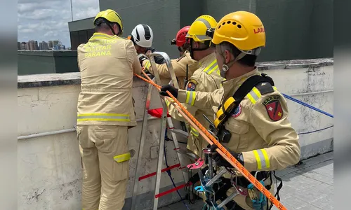 Bombeiros resgatam mulher que ficou pendurada em 9º andar de prédio