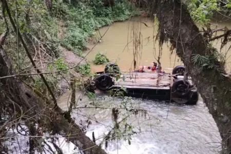 Corpos estavam em veículo submerso em rio