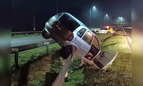 Carro para em guard rail após capotar entre Apucarana e Arapongas