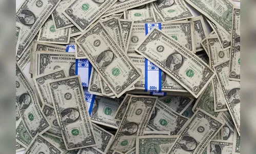 Dólar sobe com Treasuries e espera de corte de gastos