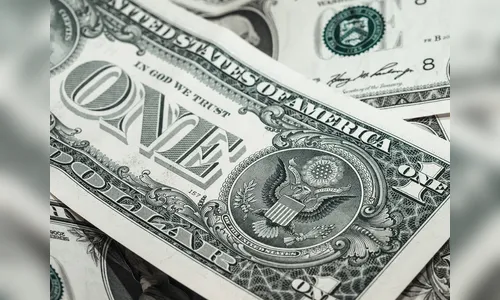 Dólar sobe com risco de pacote fiscal ficar para próxima semana
