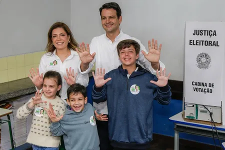 Eduardo Pimentel votou com a família em Curitiba