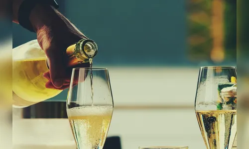 Mãe é flagrada bebendo em bar acompanhada do filho de 1 ano e meio