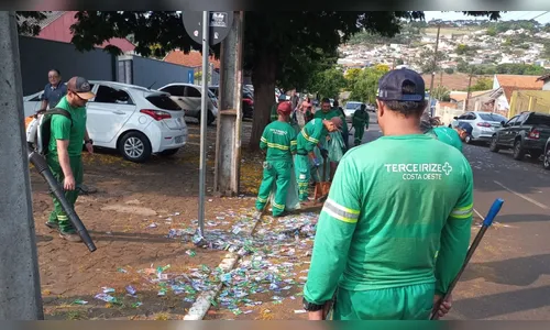 Garis de Apucarana trabalham na limpeza das ruas da cidade; veja vídeo