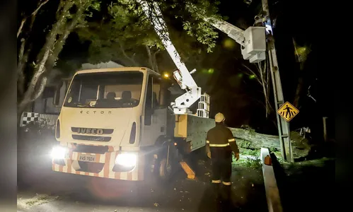 Temporal: 36 mil imóveis seguem sem energia elétrica no PR