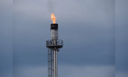 Petróleo cai aguardando estímulos na China e tensões no Oriente Médio