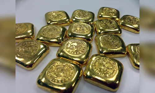 Ouro fecha em queda e devolve ganhos recentes, em meio à alta do dólar