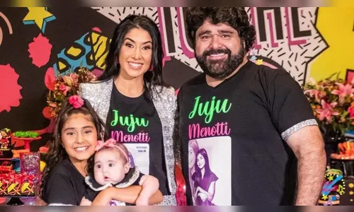 Fabiano Menotti ao lado da mulher e das filhas