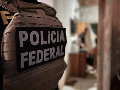 Cinco homens foram presos em flagrante, todos suspeitos de atuar como gerentes e supervisores da fabricação ilegal