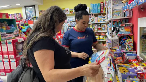 Funcionária pública Viviane Amaral escolhe presentes para sobrinhos e netos