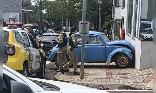Motorista de Fusca bate em parede de prédio comercial em Ivaiporã