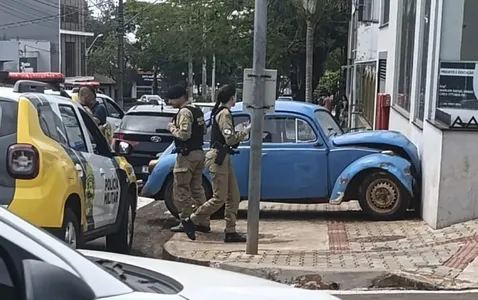 Fusca bateu em parede de prédio comercial