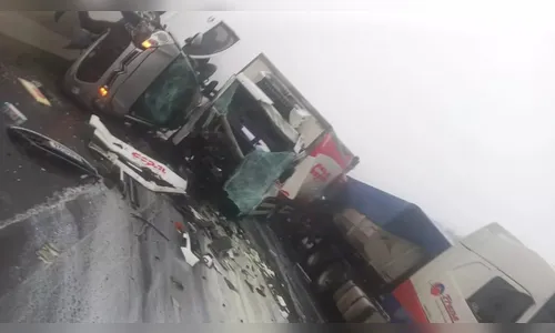 Engavetamento com vários veículos interdita totalmente a BR-277 no PR