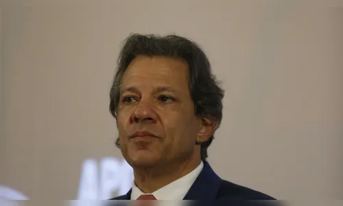 Haddad é vaiado em evento; mediador pede palmas para quem o vaiou