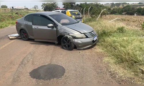 Motorista perde controle de veículo e derruba dois postes de energia