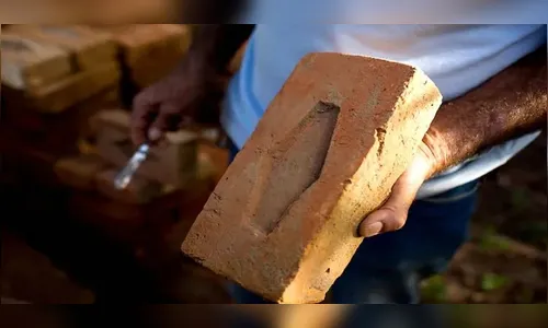 Homens quebram carro a tijoladas por causa de corrente de prata