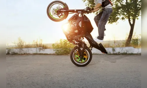 Motociclista sem CNH é preso ao empinar na frente da PM e tentar fuga