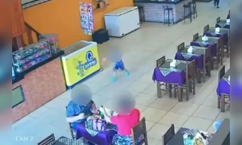 Menino de 2 anos morre atropelado ao correr de restaurante para a rua