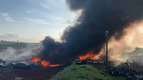 Incêndio destruiu veículos em Apucarana