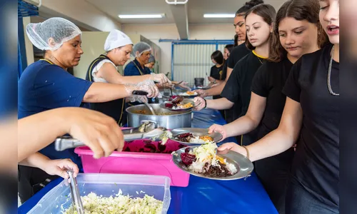 Chef premiada treina merendeiras da rede estadual de ensino no Paraná