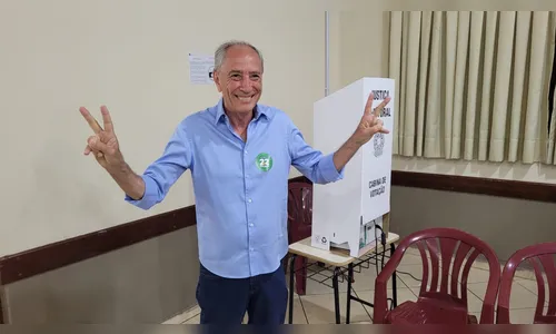 Candidato Jair Milani vota em Arapongas e diz estar confiante