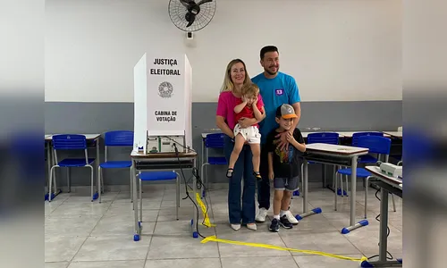 Jane Reis vota ao lado da família: 