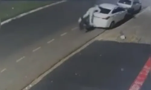 Motociclista dorme e bate em traseira de carro estacionado no PR; veja