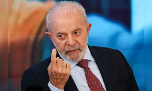 Lula faz raio-X de um ano da cirurgia no quadril