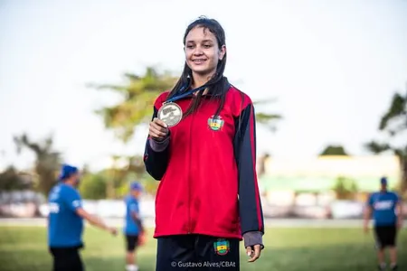 Madelaine Gomes da Silva, 16 anos, revelação do atletismo