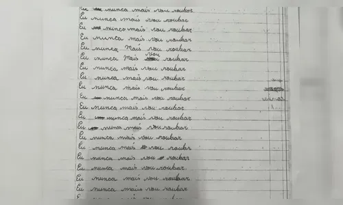 Mãe faz filha escrever 