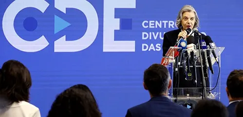 Ministra Cármen Lúcia fala com jornalistas