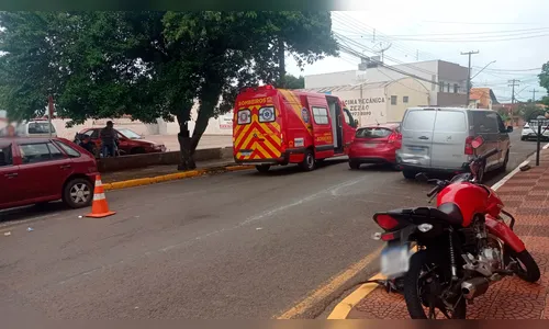 Motociclista fica ferido após acidente com dois veículos em Apucarana