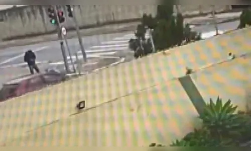 Motorista de aplicativo expulsa passageira após atropelar pedestre