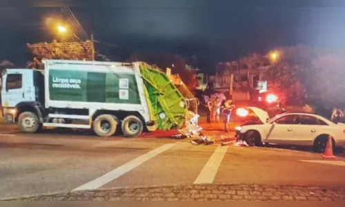 Motorista abandona Audi após bater em caminhão de lixo no PR